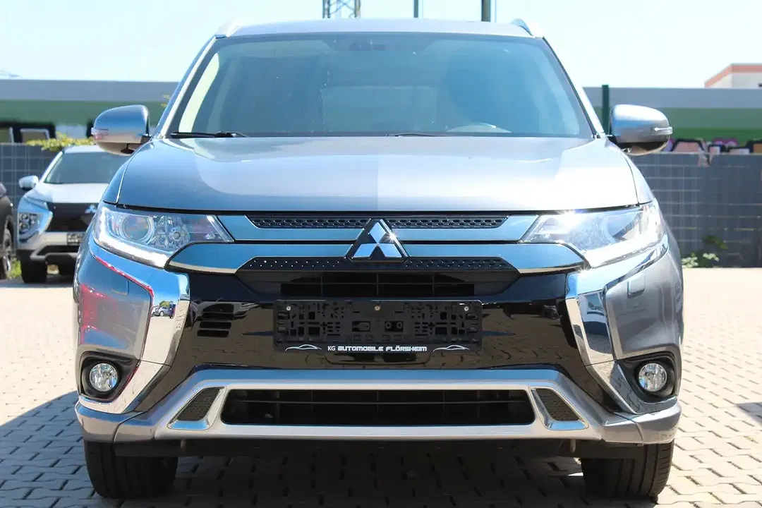 Mitsubishi Outlander - Thumbnail 3