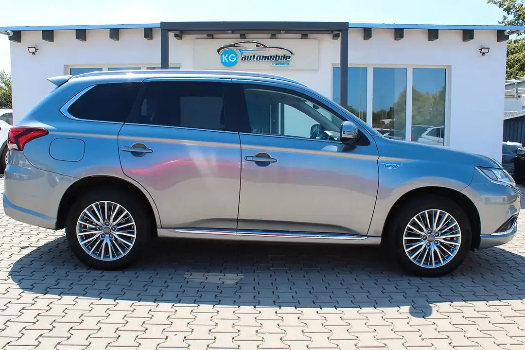 Mitsubishi Outlander - Thumbnail 5