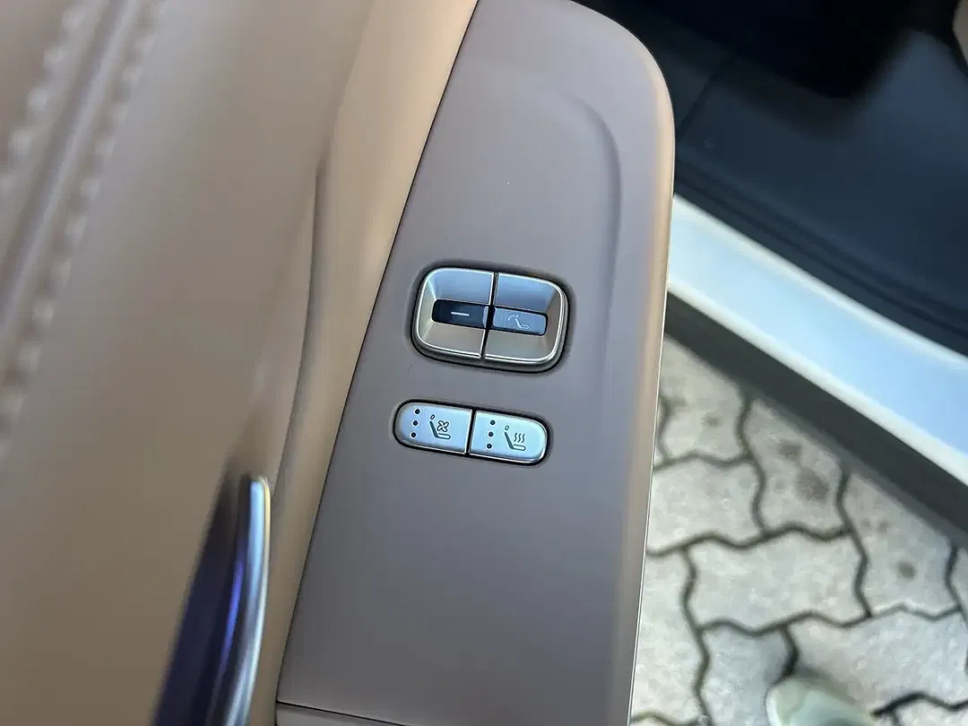 Xpeng G9 - Thumbnail 12