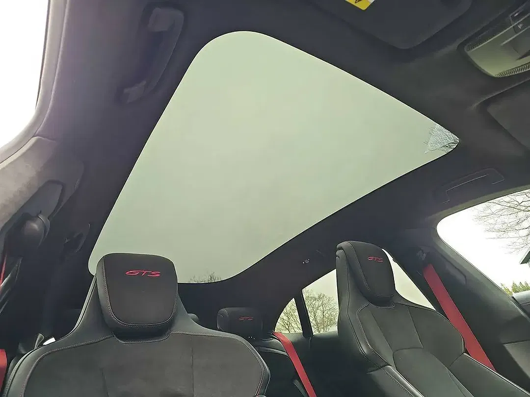 Porsche Taycan - Thumbnail 10