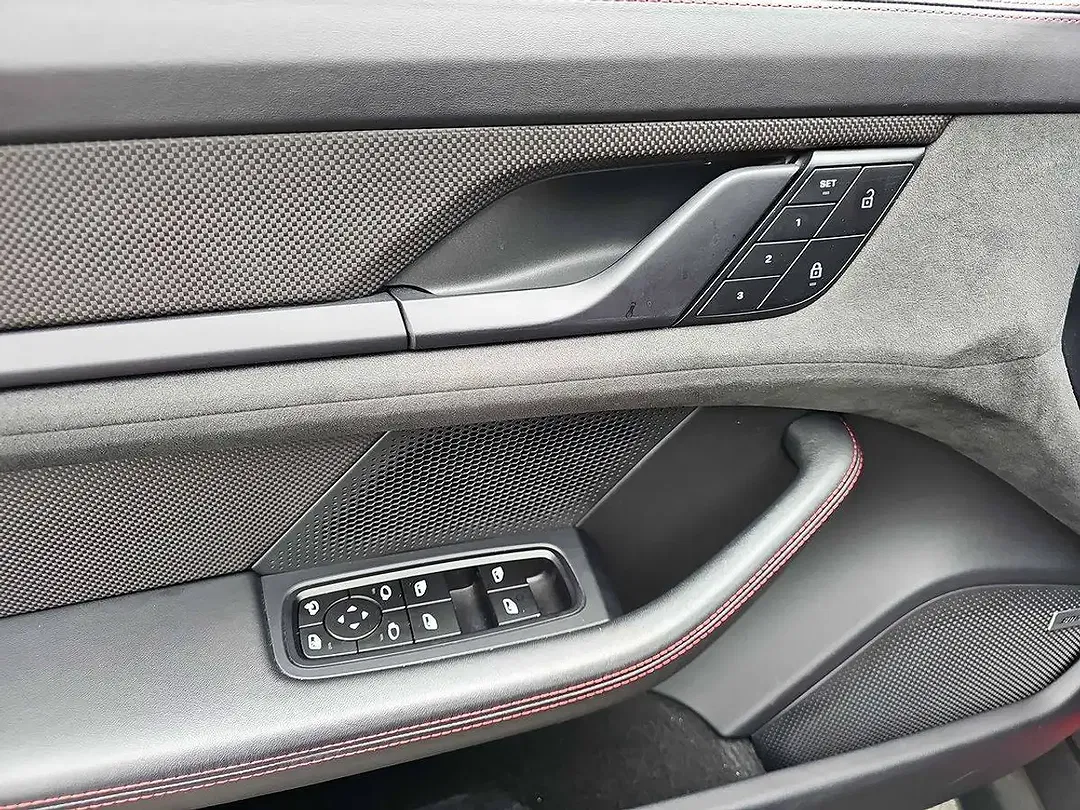 Porsche Taycan - Thumbnail 18