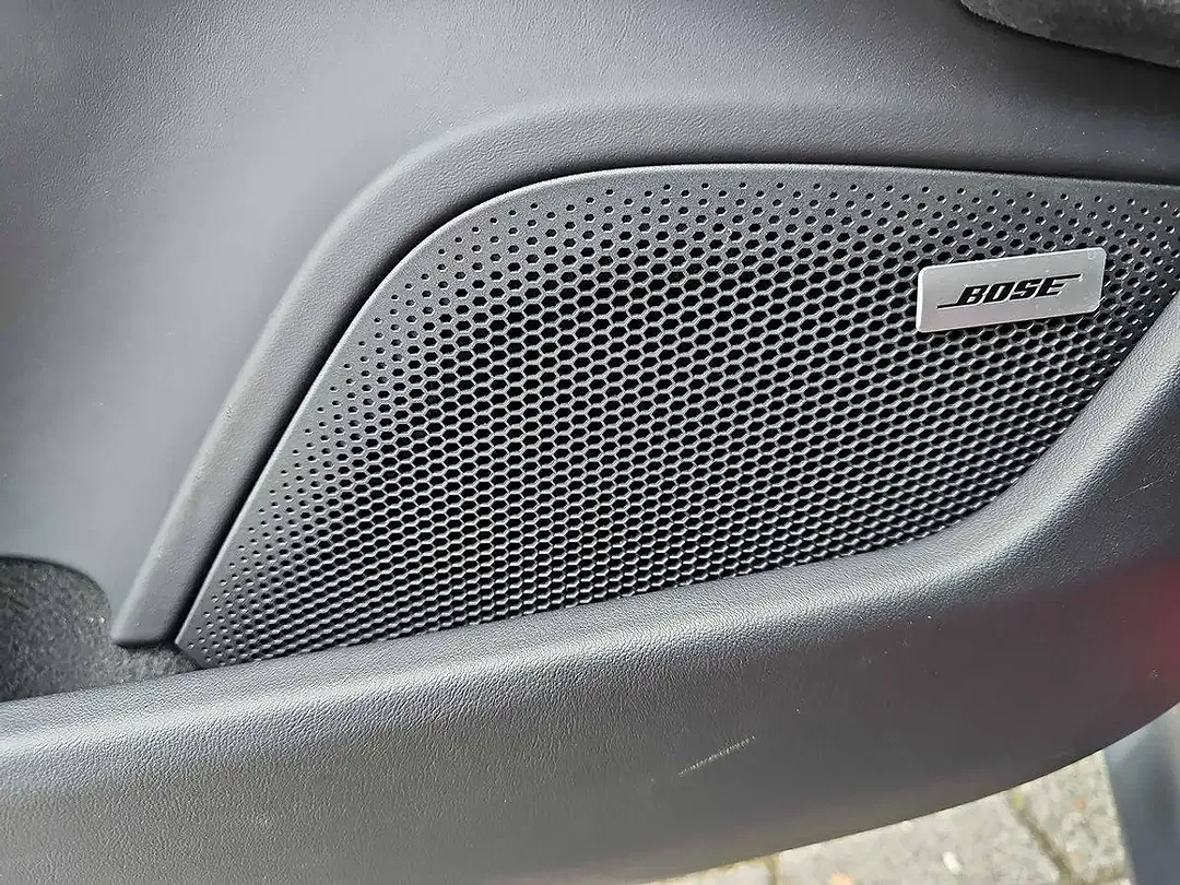 Porsche Taycan - Thumbnail 19
