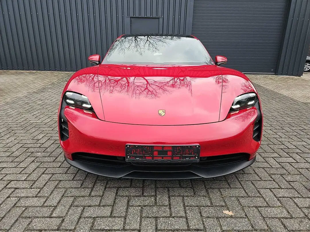 Porsche Taycan - Thumbnail 2