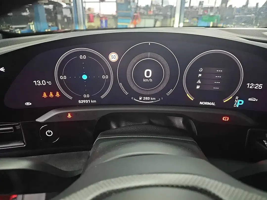 Porsche Taycan - Thumbnail 25