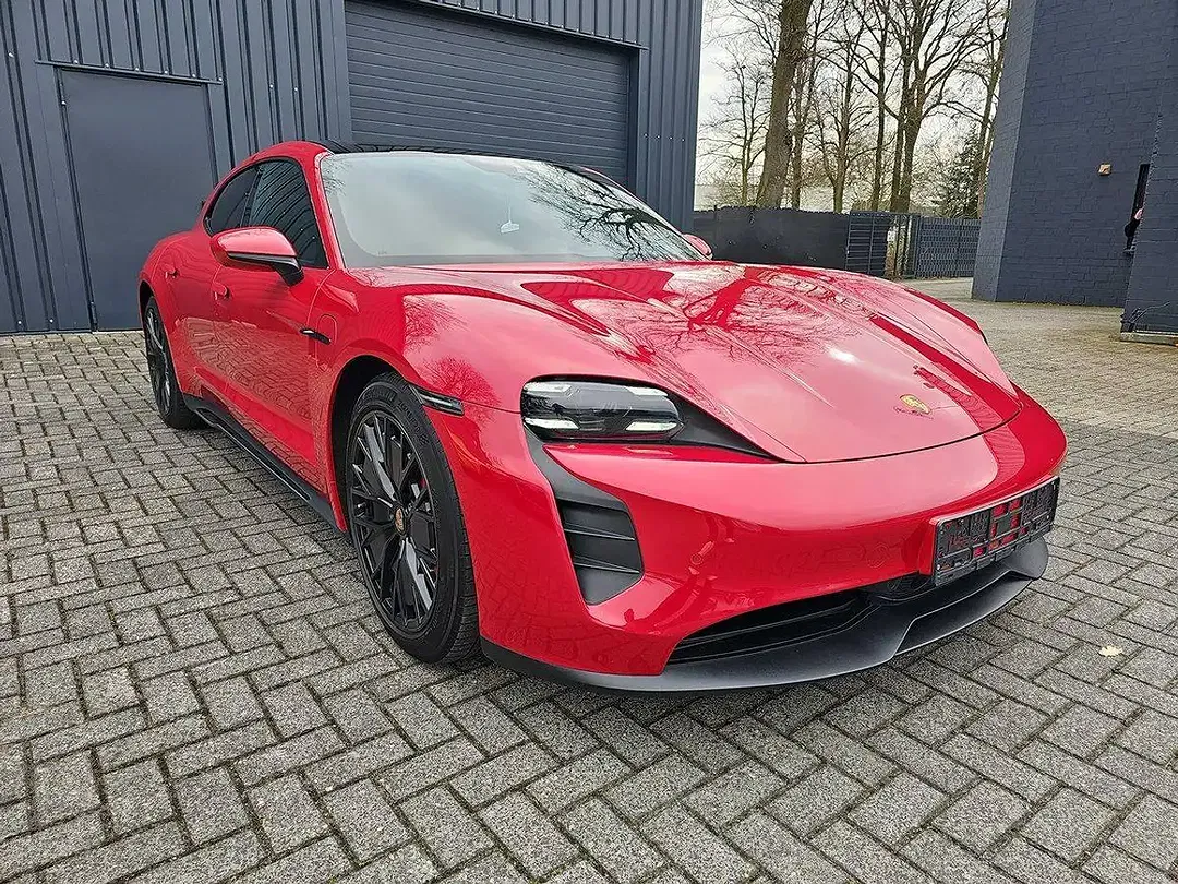 Porsche Taycan - Thumbnail 3