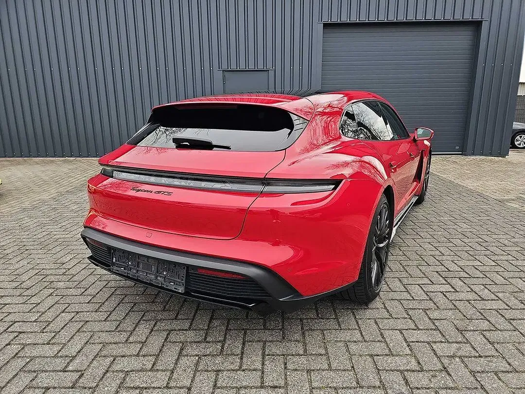 Porsche Taycan - Thumbnail 6