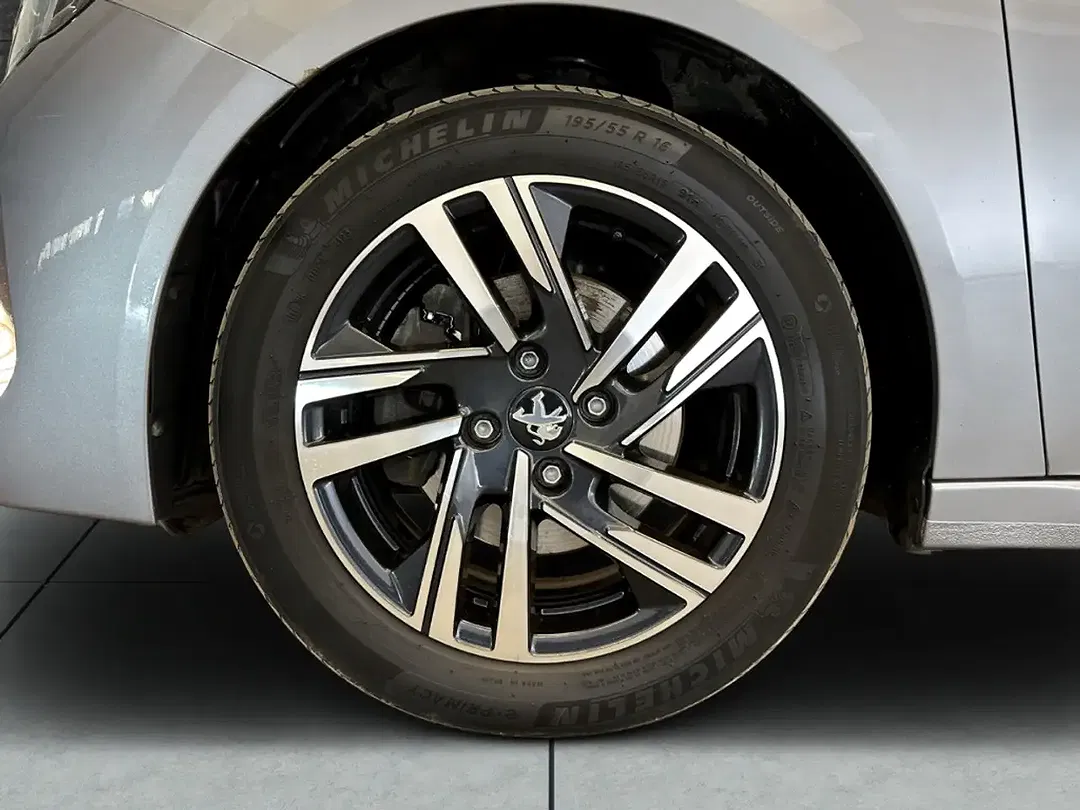 Peugeot 208 - Thumbnail 4