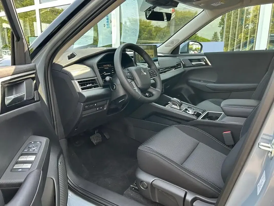 Mitsubishi Outlander - Thumbnail 8