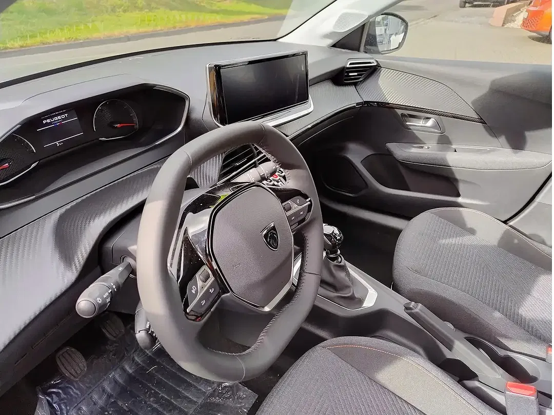 Peugeot 208 - Thumbnail 11