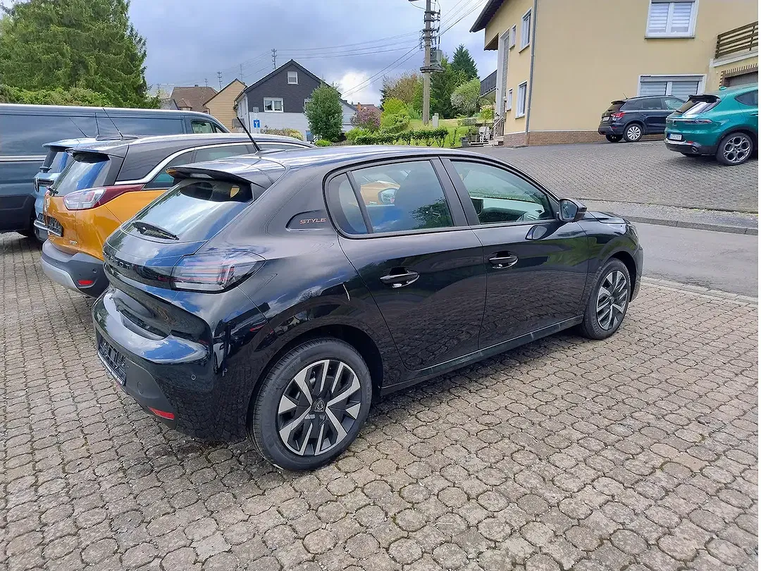 Peugeot 208 - Thumbnail 5