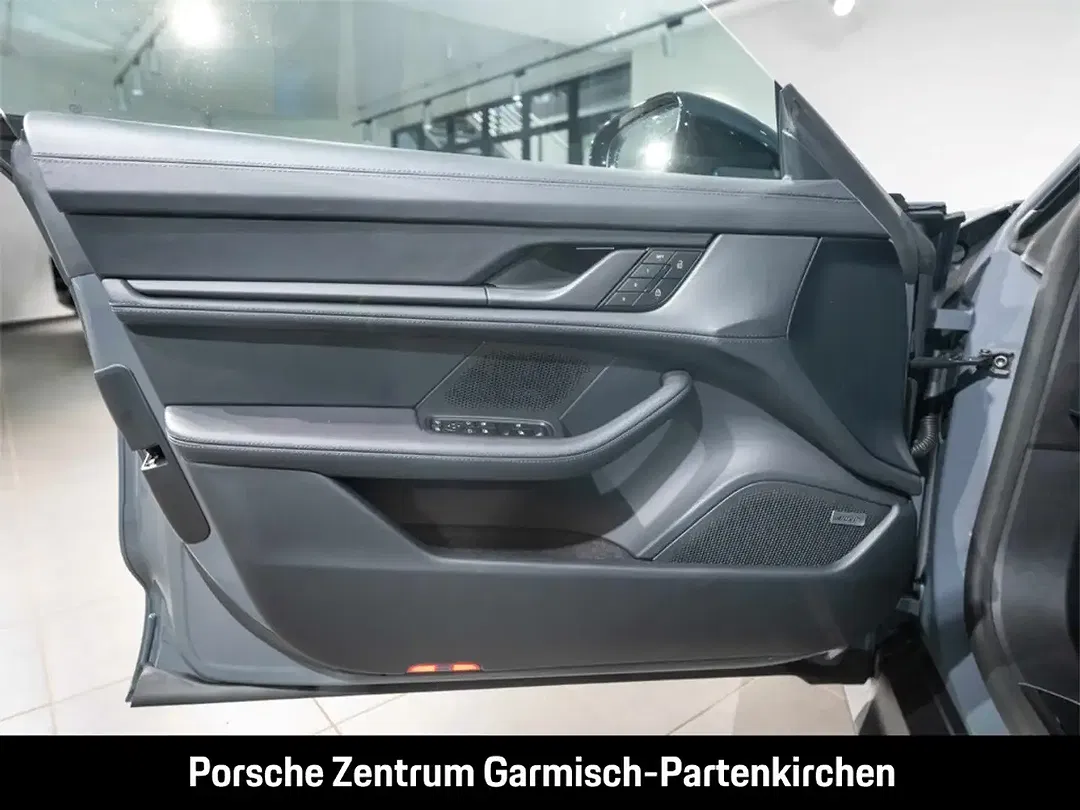 Porsche Taycan - Thumbnail 14