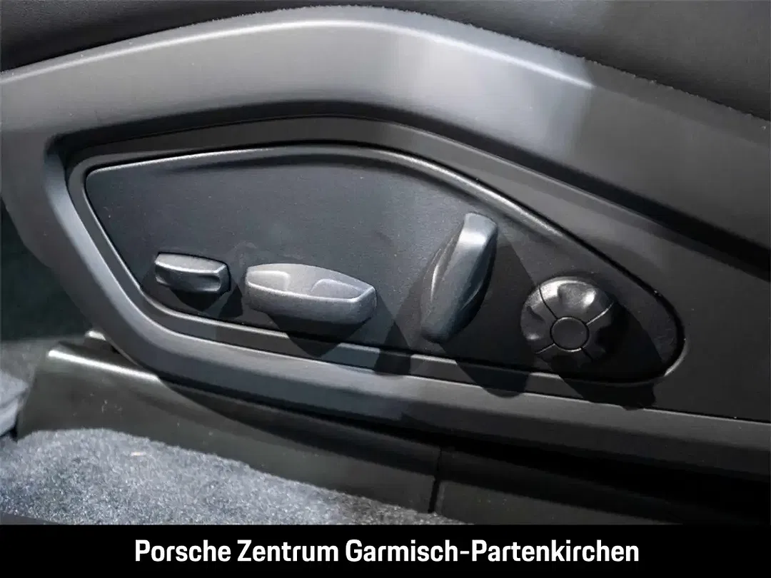 Porsche Taycan - Thumbnail 15