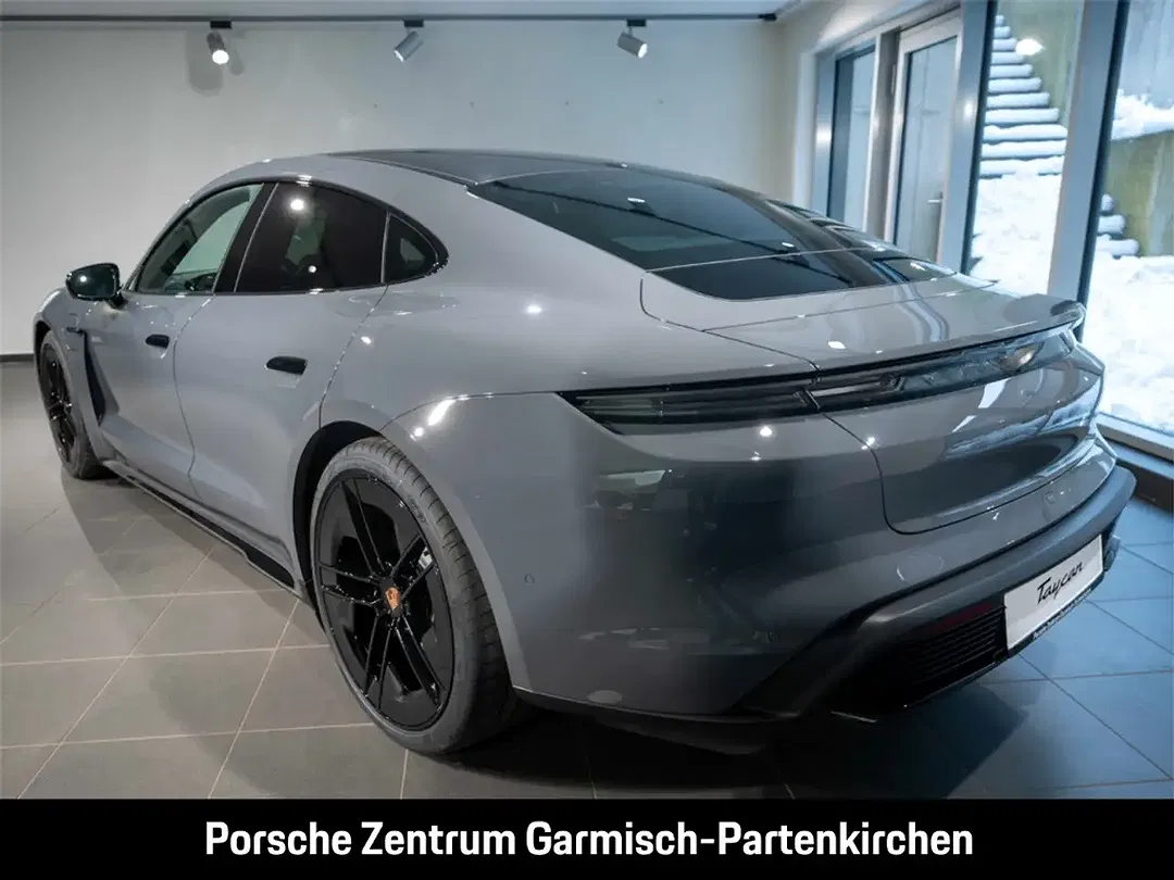 Porsche Taycan - Thumbnail 3