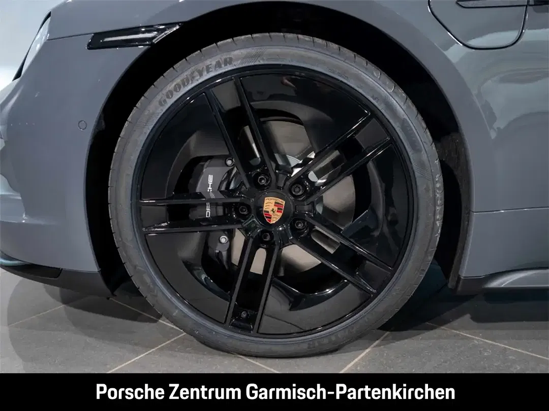 Porsche Taycan - Thumbnail 6