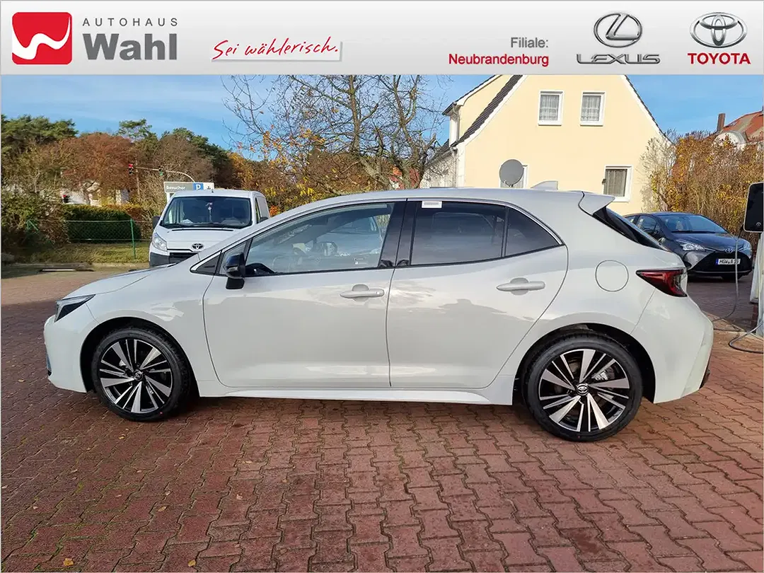 Toyota Corolla - Thumbnail 3