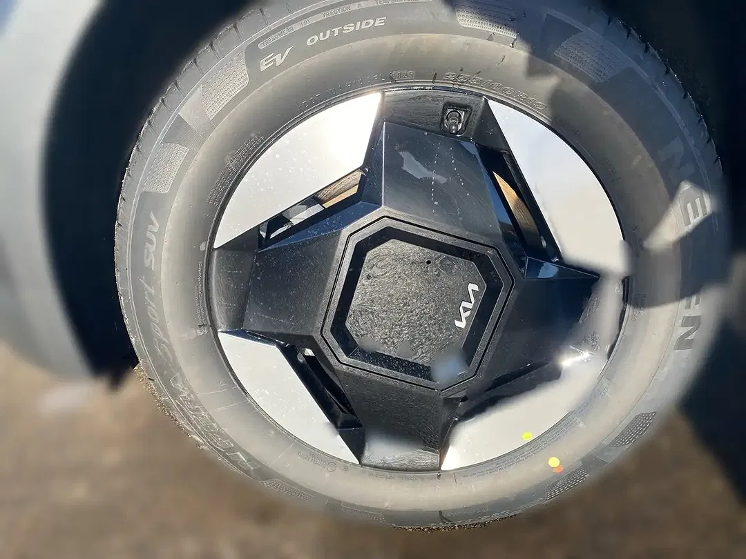 Kia EV9 - Thumbnail 8