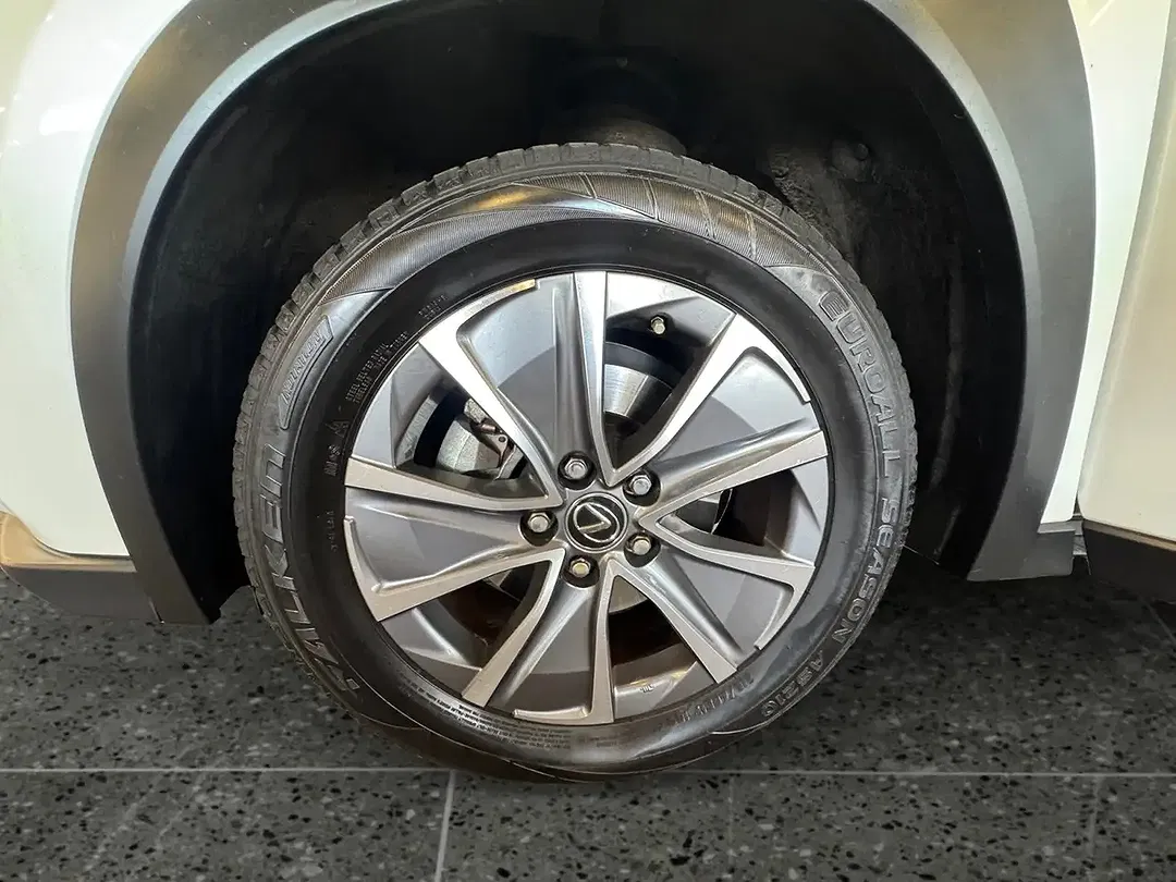 Lexus UX 300e - Thumbnail 15