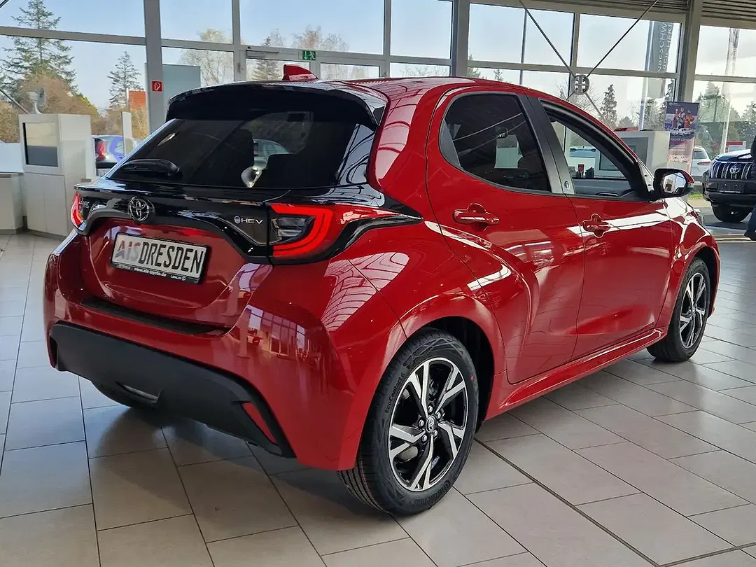 Toyota Yaris - Thumbnail 6