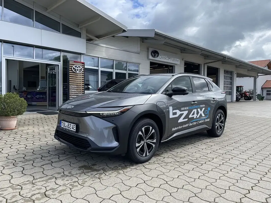 Toyota bZ4X - Thumbnail 1