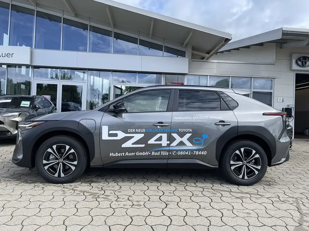 Toyota bZ4X - Thumbnail 2