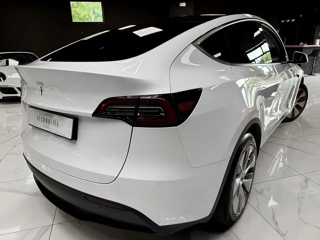 Tesla Model Y - Thumbnail 10