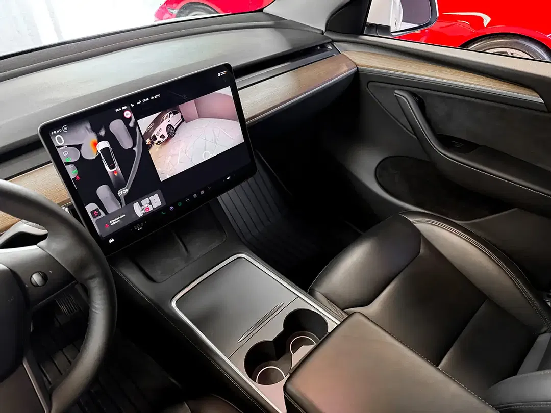 Tesla Model Y - Thumbnail 12