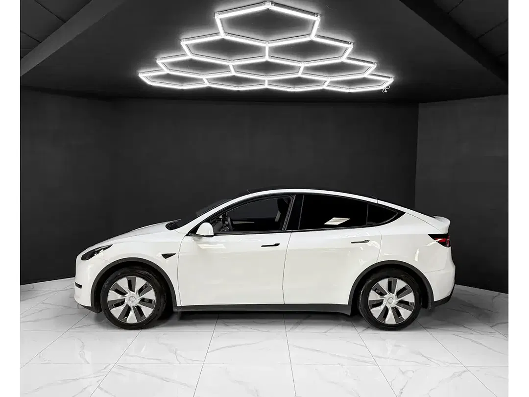 Tesla Model Y - Thumbnail 2