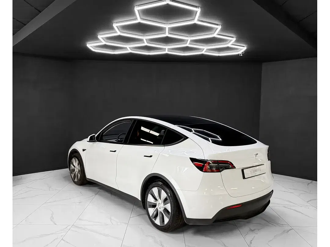 Tesla Model Y - Thumbnail 3