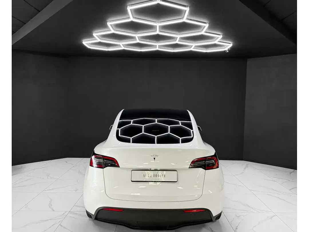Tesla Model Y - Thumbnail 4