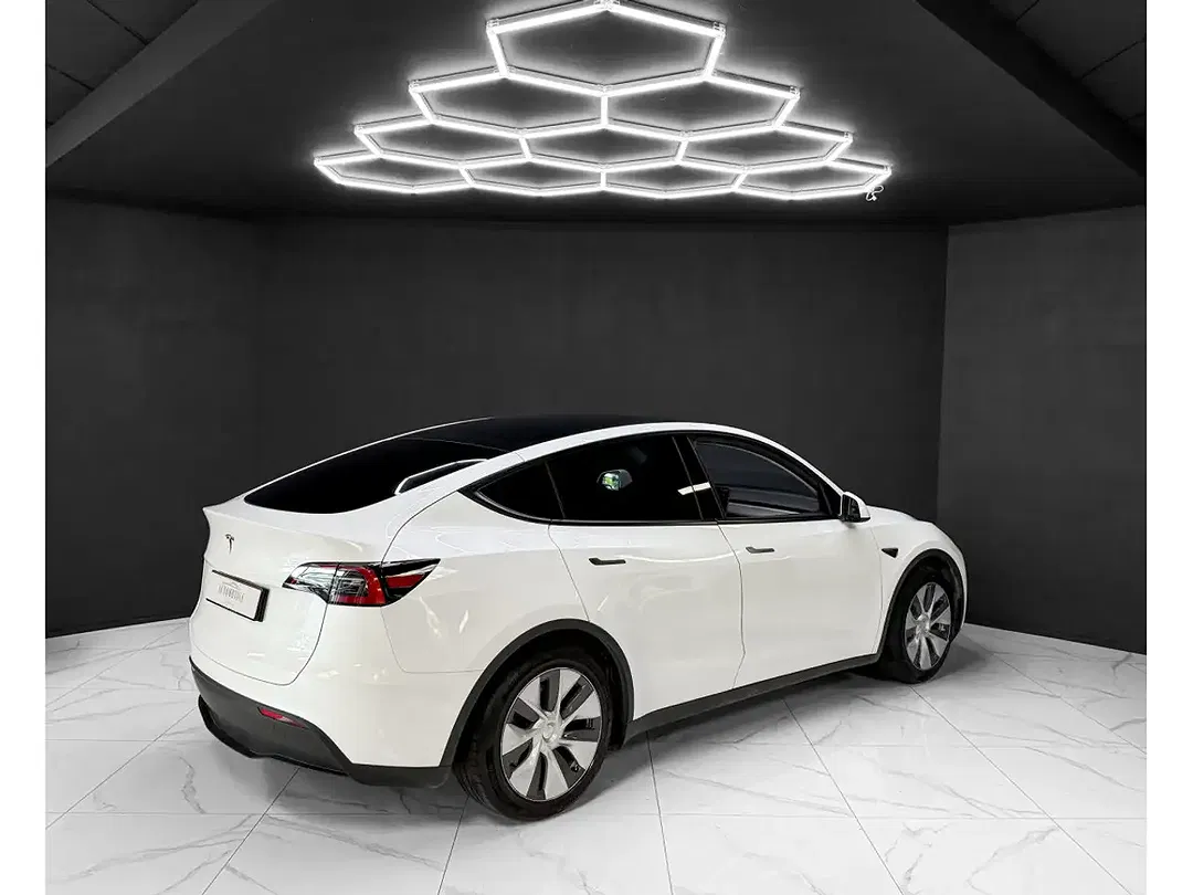 Tesla Model Y - Thumbnail 5
