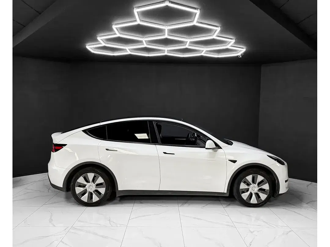Tesla Model Y - Thumbnail 6