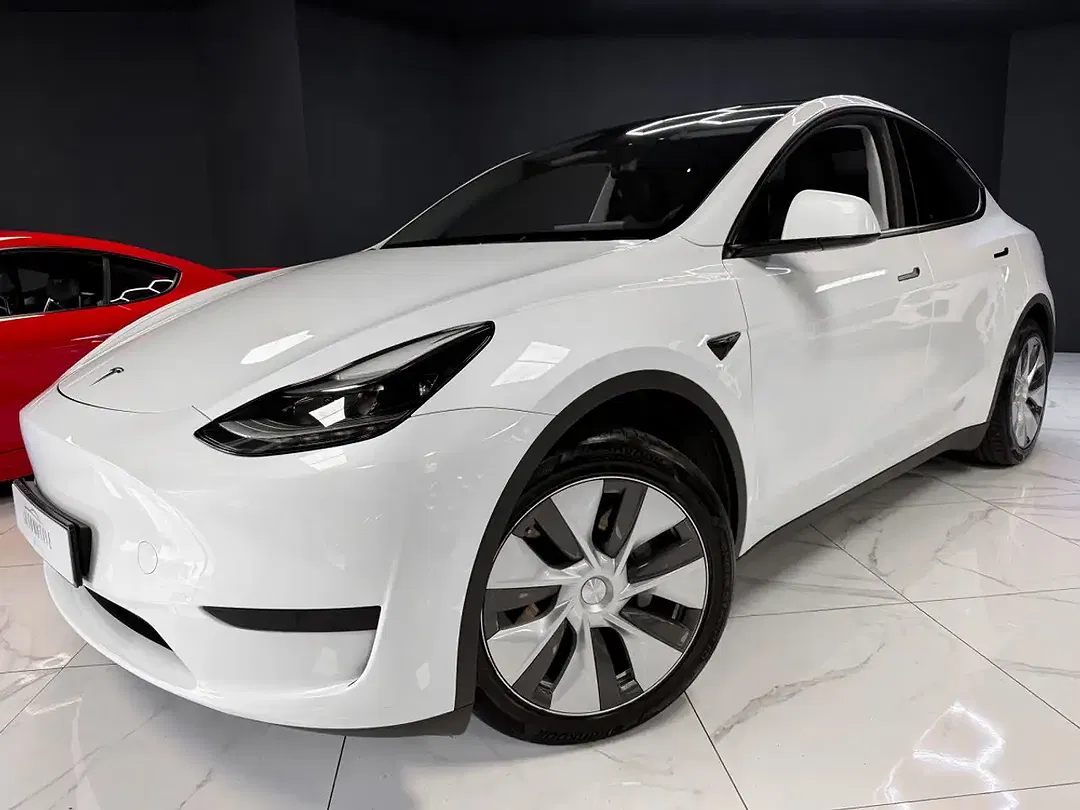 Tesla Model Y - Thumbnail 9