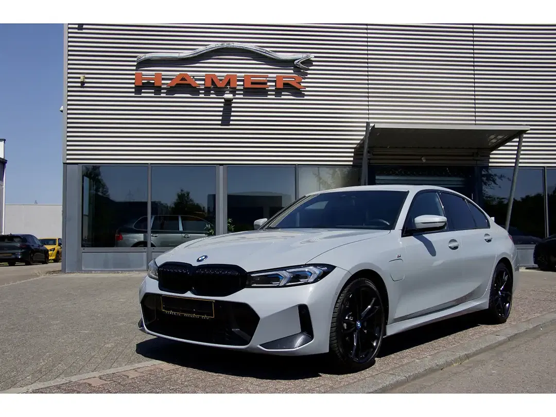 BMW 330 - Thumbnail 1