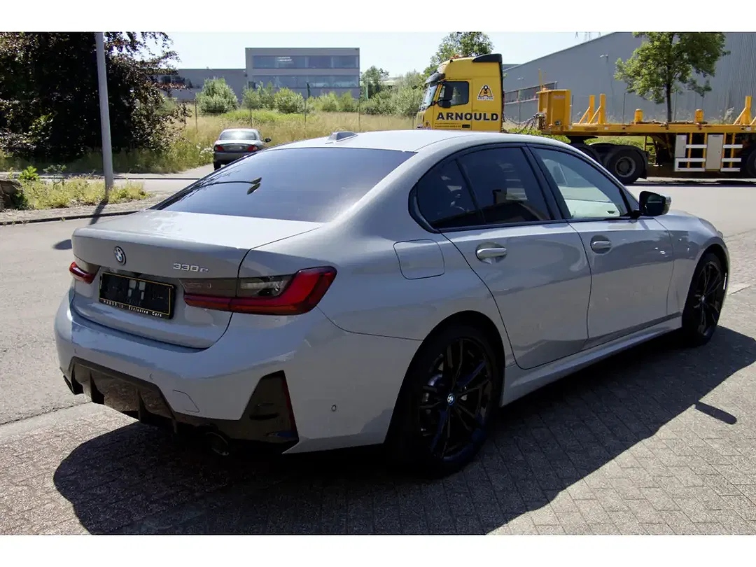 BMW 330 - Thumbnail 4