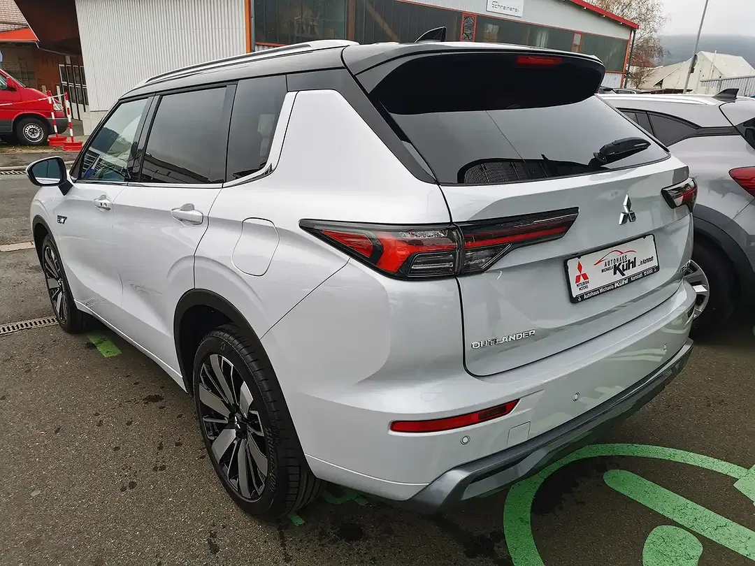 Mitsubishi Outlander - Thumbnail 3