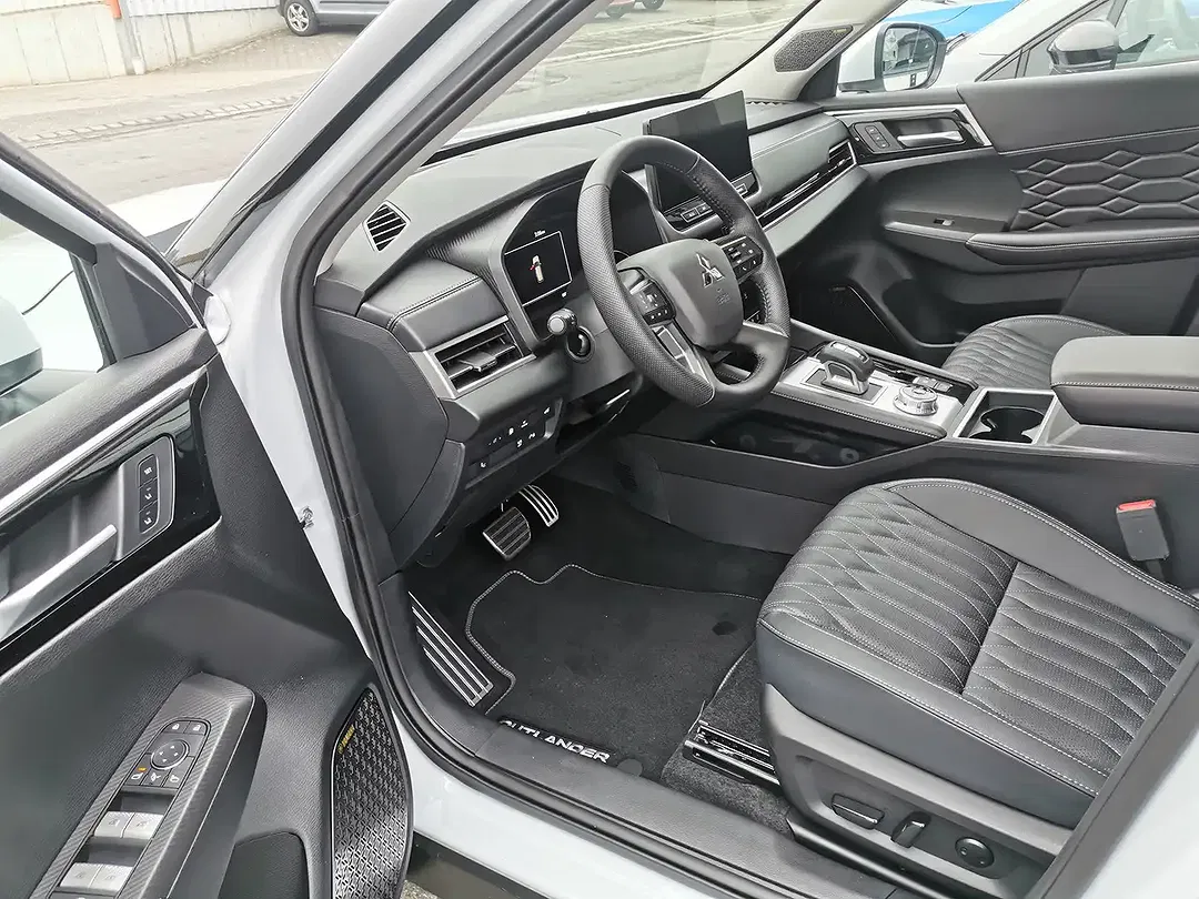 Mitsubishi Outlander - Thumbnail 8