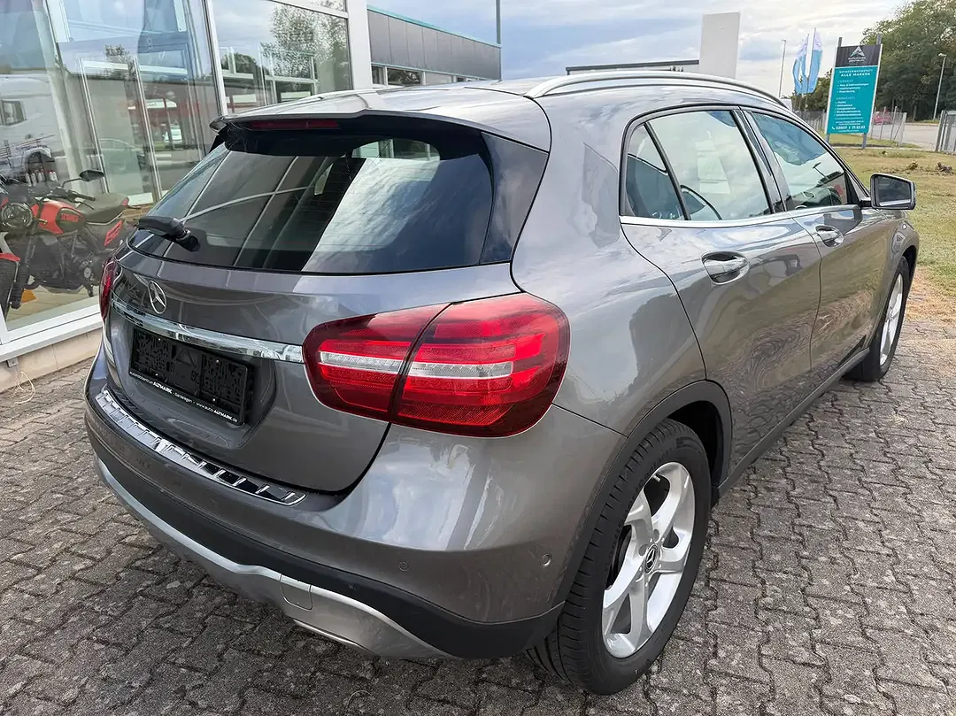 Mercedes-Benz GLA 180 - Thumbnail 12
