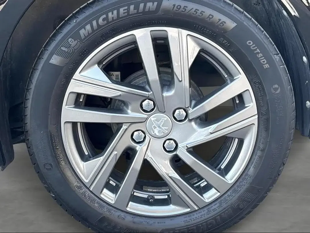 Peugeot 208 - Thumbnail 23