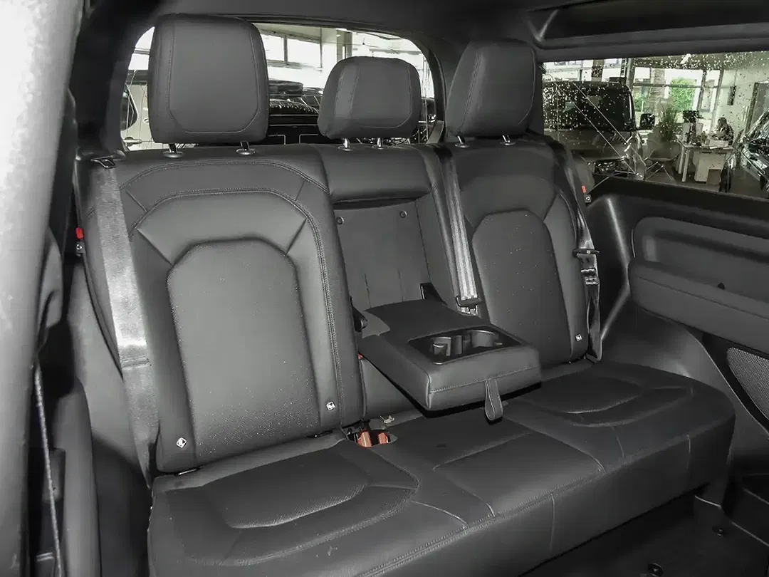 Land Rover Defender - Thumbnail 5