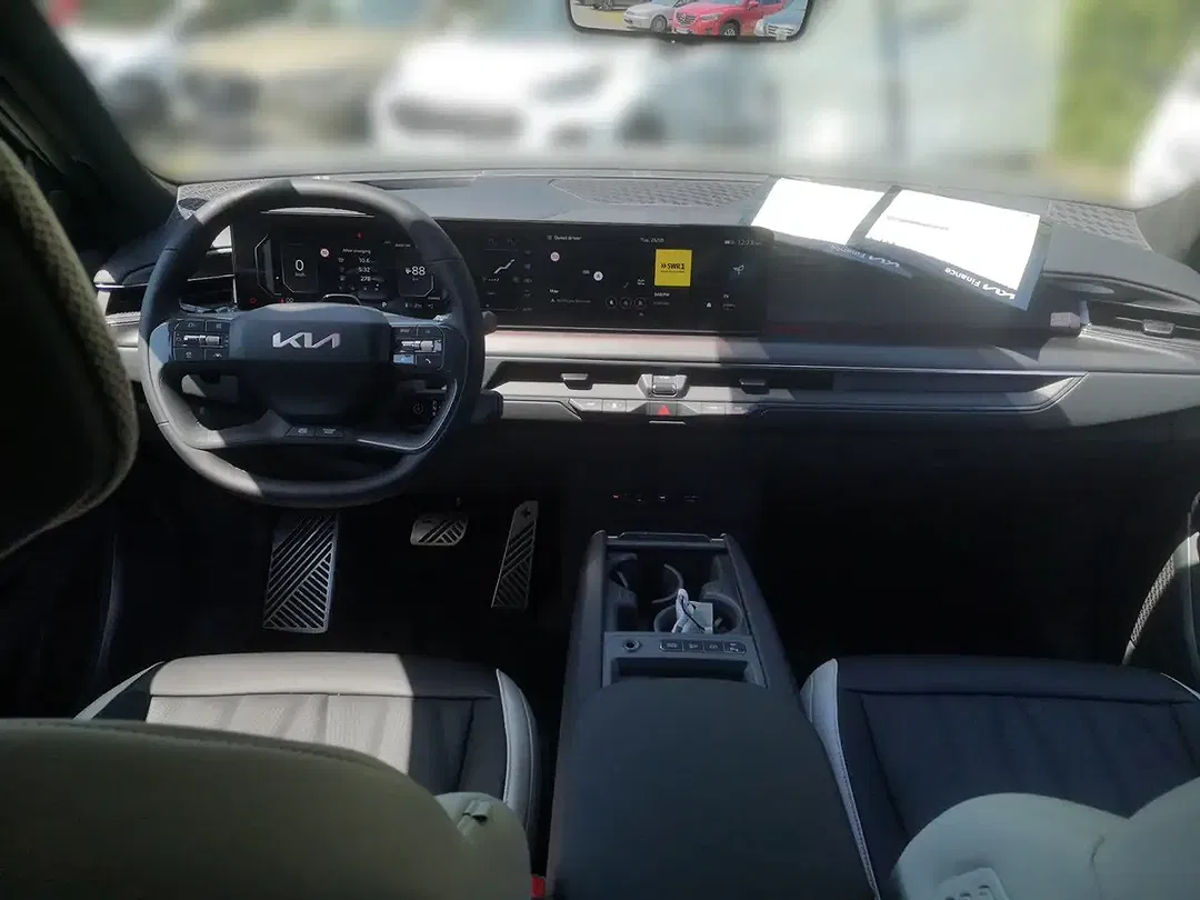 Kia EV9 - Thumbnail 10
