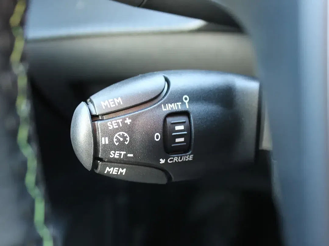 Peugeot e-208 - Thumbnail 11