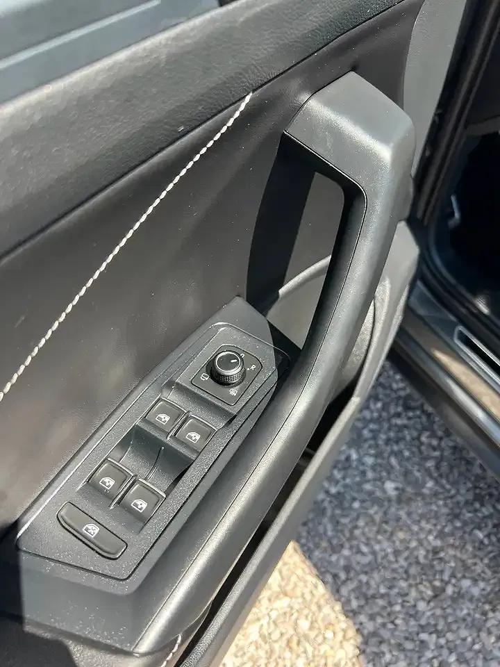 Volkswagen T-Roc - Thumbnail 17