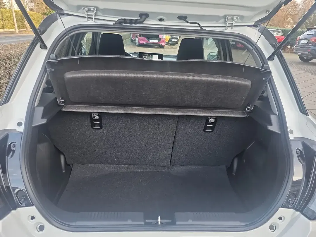 Suzuki Swift - Thumbnail 11