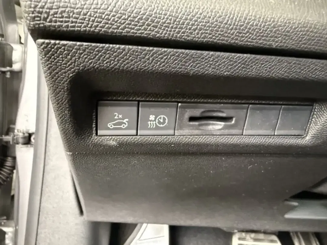 Peugeot 308 - Thumbnail 11