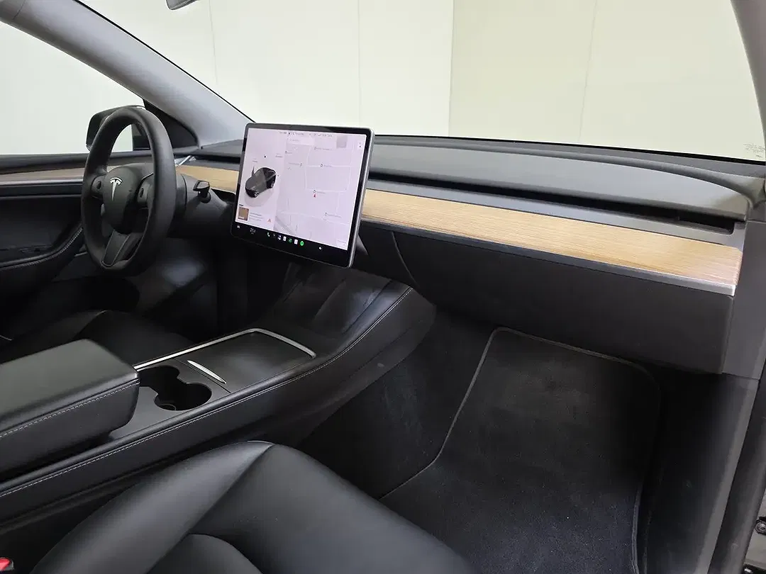 Tesla Model Y - Thumbnail 14