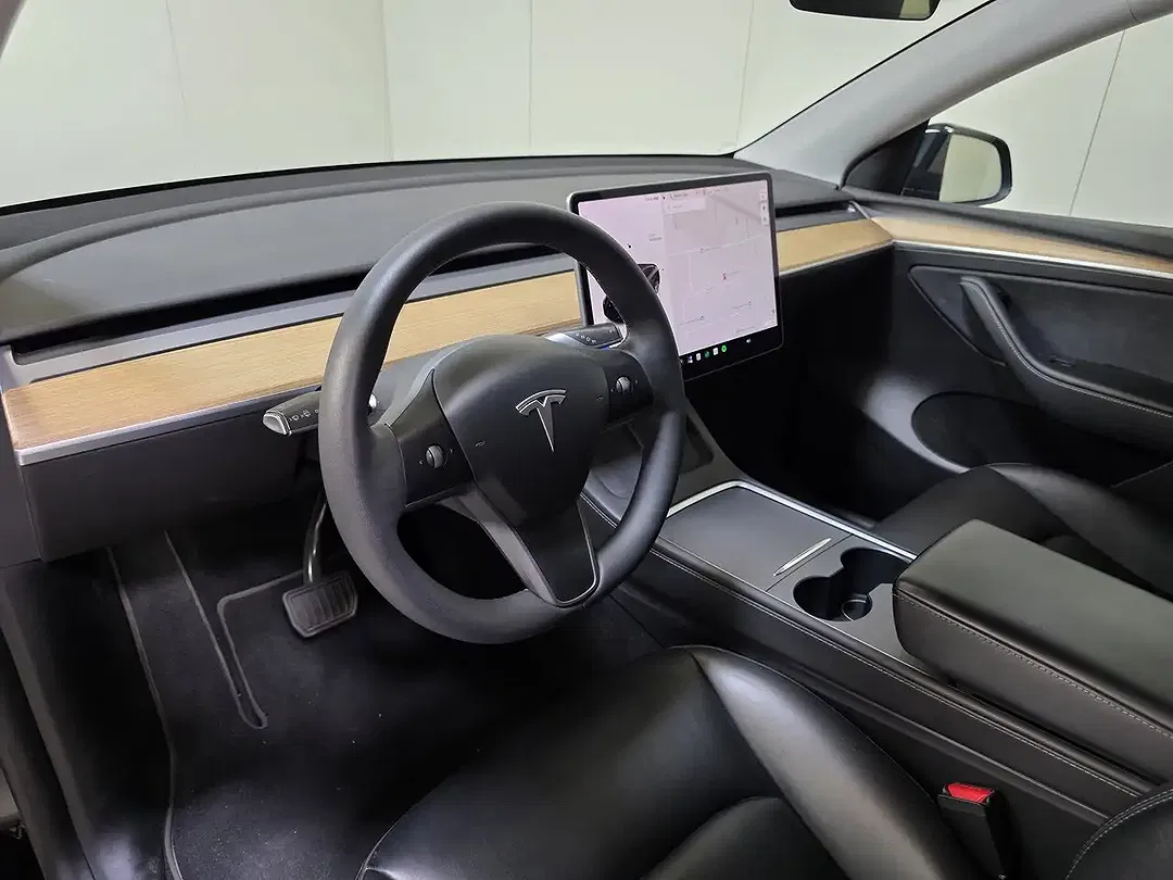 Tesla Model Y - Thumbnail 17