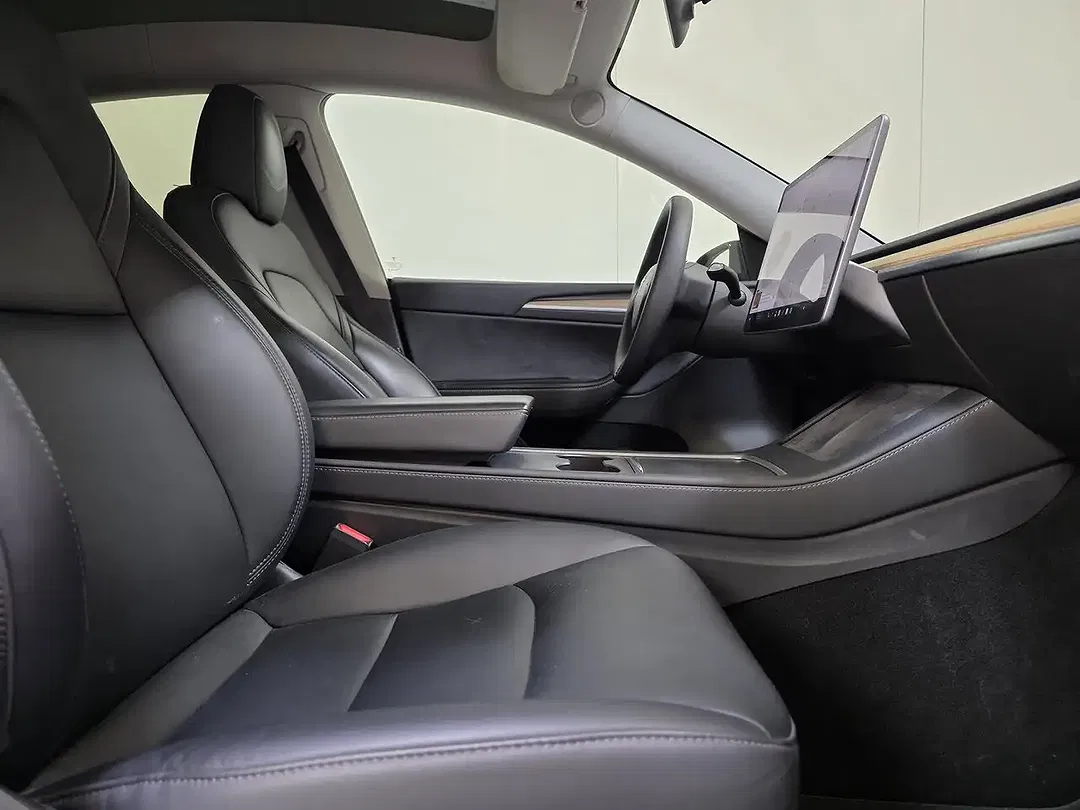 Tesla Model Y - Thumbnail 2