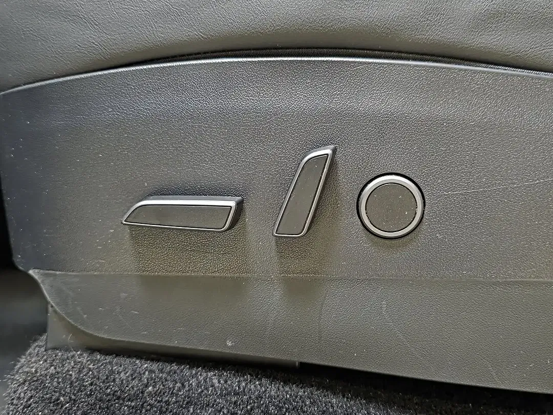 Tesla Model Y - Thumbnail 25