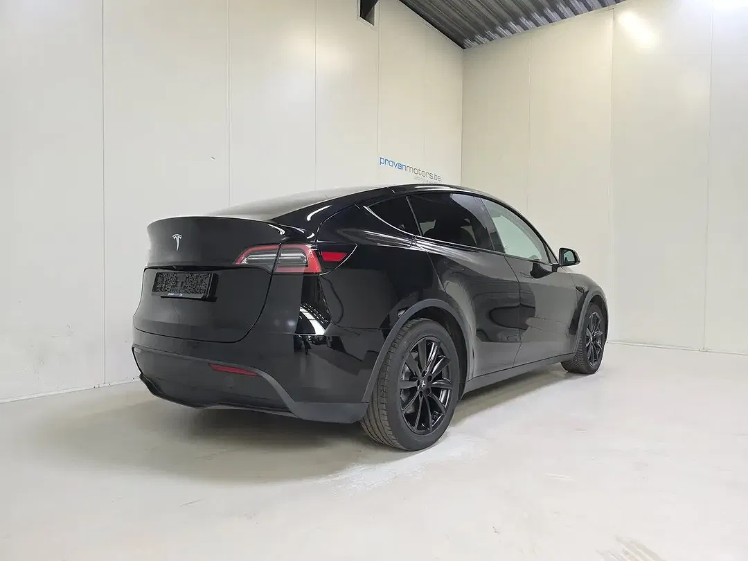 Tesla Model Y - Thumbnail 3