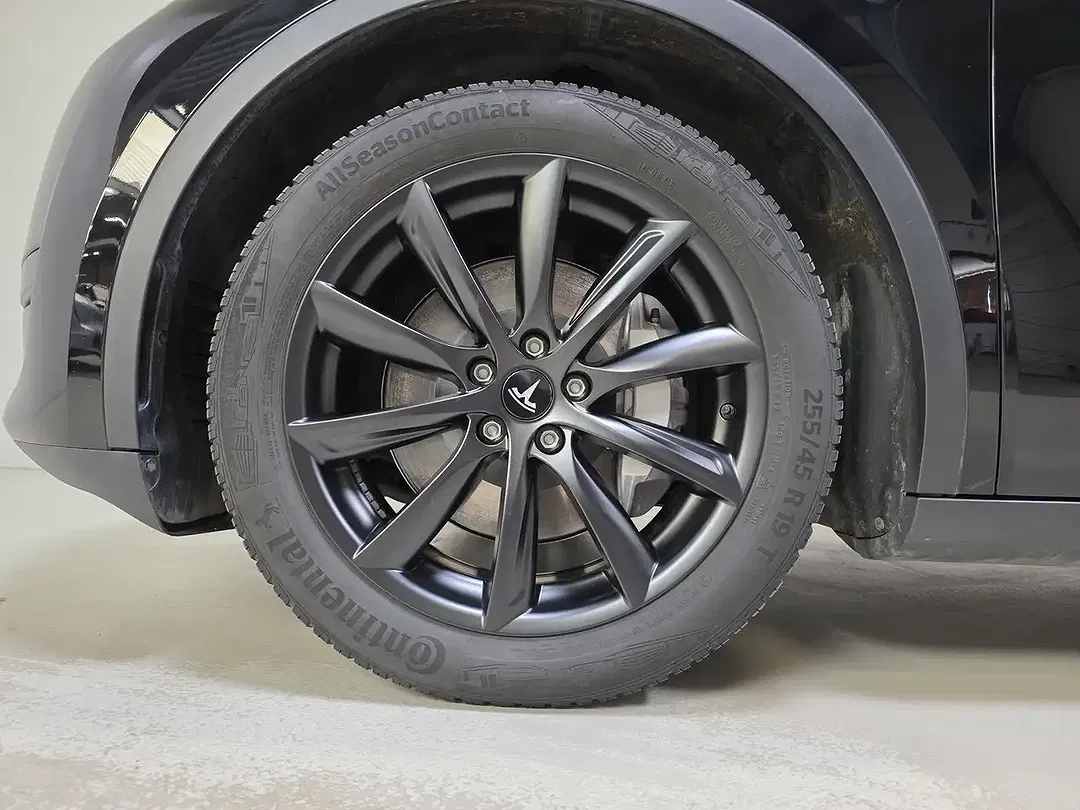 Tesla Model Y - Thumbnail 7